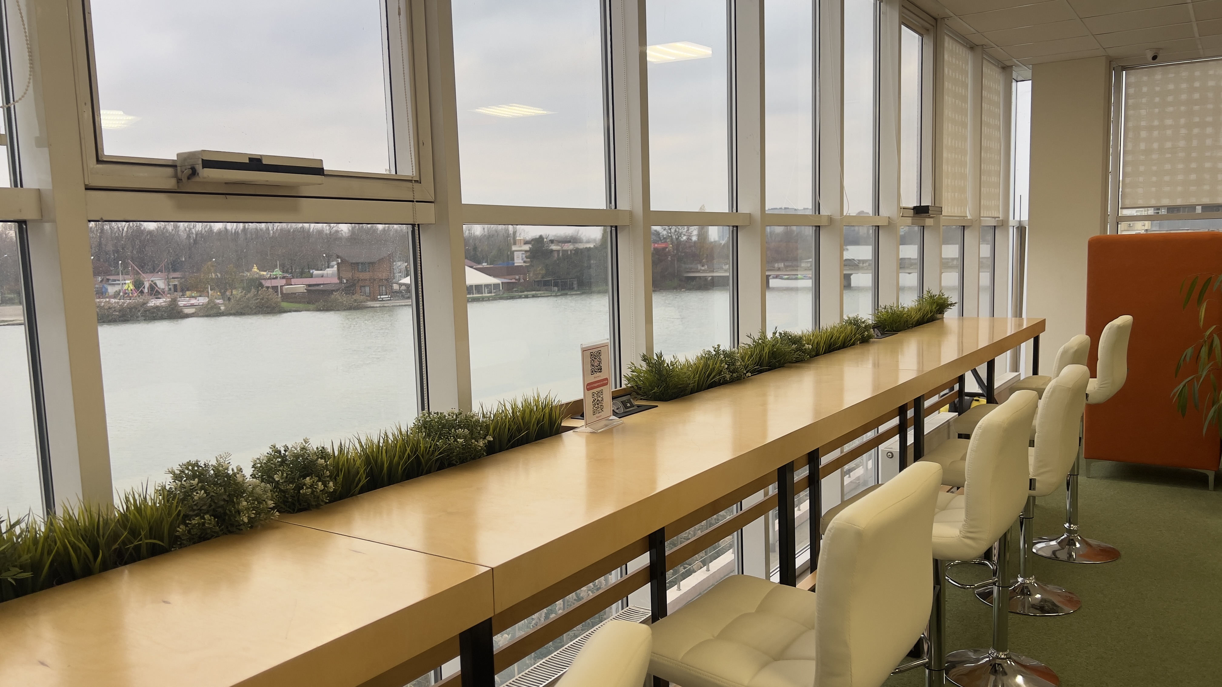 Посмотреть наш коворкинг - видео портала Мой Бизнес Краснодар